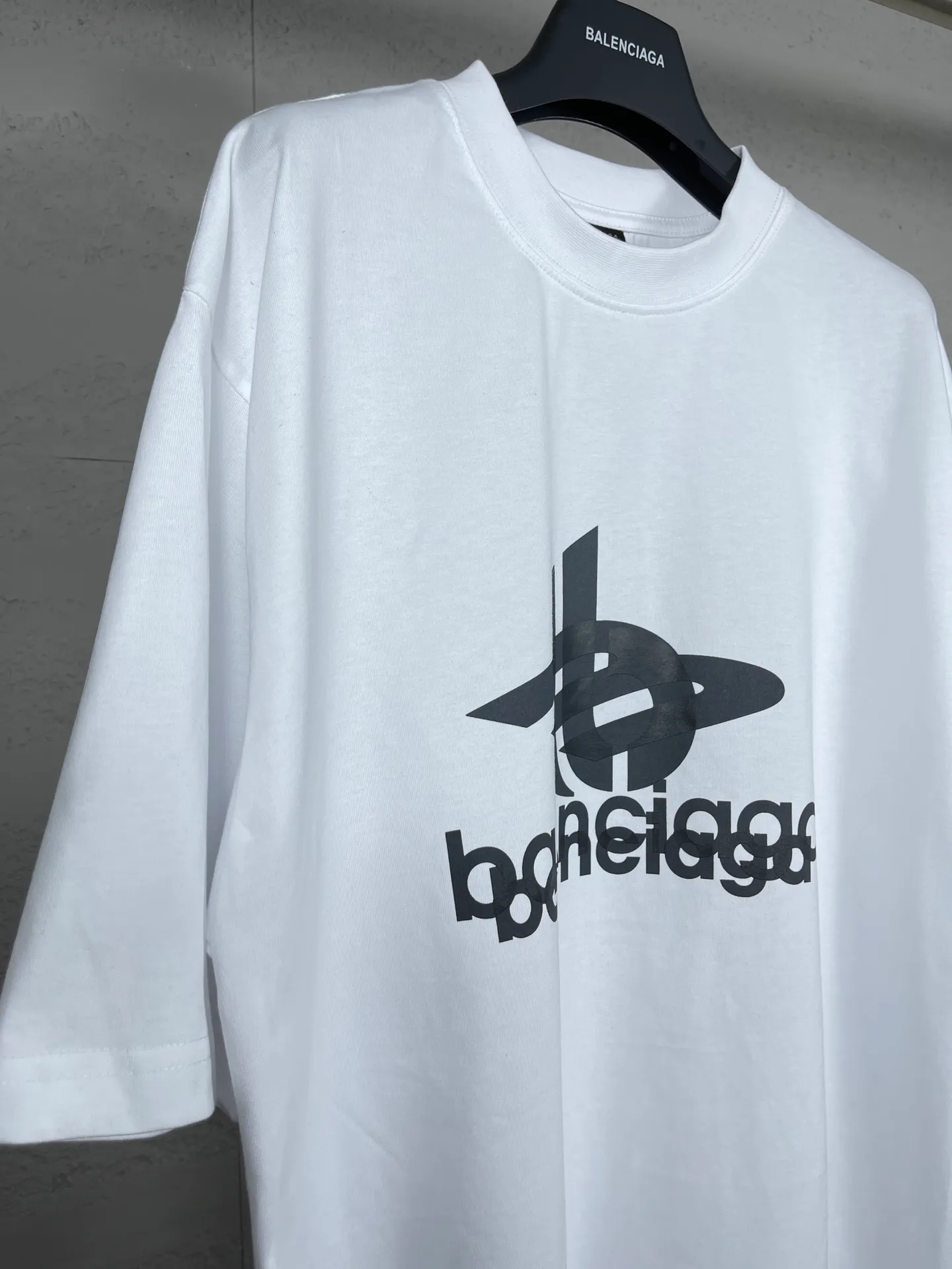 【 . Quality】BALENCI*GA/ .2024New Arrival. LOGOClassic T . . Authentic ， ！ ZP . 260 ， . ， ，。 。Classic ，LOGO ， ， 。 . ， ， ， OS . Same Style ：BL 223213 ：Black，White， Size：XS L